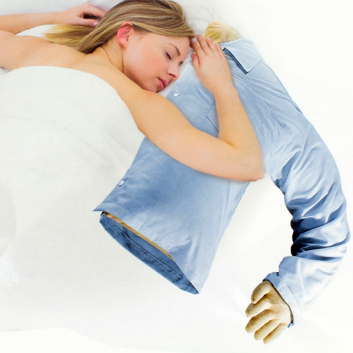 Infactory Kuschelkissen Boyfriend - Oberkörper Kissen Mit Pyjama 54x50cm